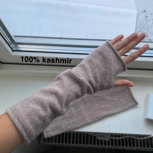 100% kashmir handledsvärmare - (säljer fler, kolla profilen)💕Egen sydda 100% kashmir handledsvärmare/torgvantar i en fin beige färg. Vantarna är jätte mjuka och har inga defekter, perfekta nu till kylan😊 Jag har själv sytt de och kashmir är ett svårt matrial att jobba med så ta det i åtanke och pruta gärna inte😅🙏🏻 Nya 100% kashmir vantar kostar ca 700 kr men här får ni för halva priset!!❤️ SÄLJER FLER, även i grått!
