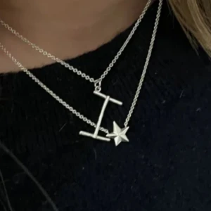 Maria Nilsdotter halsband -  silver halsband från Maria Nilsdotter med bokstaven 'I'. Kedjan är 45💞💞