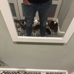 Blå jeans från Polo Ralph Lauren - Säljer ett par snygga blå jeans från Polo Ralph Lauren. De har en klassisk femficksdesign och slitna detaljer för en trendig look. Tillverkade i en bomullsblandning för komfort och stil. Väldigt unika och sällsynta jeans med ett nypris runt 4000kr 