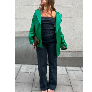 Svart byxdress med tubtopp - Snygg svart jumpsuit med tubtopp och raka ben.