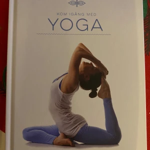 Kom igång med Yoga - Boken 'Kom igång med Yoga' från Tukan Förlag ger dig en introduktion till yogans grunder och livsstil. Den innehåller praktiska instruktioner för grundläggande positioner och övningar, inklusive solhälsningen. Perfekt för dig som vill bli smidigare och hålla kroppen i form.                                       ISBN 978-91-7985-842-1  Katter finns i hemmet! 