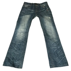 Lågmidjade vintage jeans  - Så snygga lågmidjade vintage jeans ! Tyvärr för små för mig. Midje mått och innerben syns på bilderna, köp via köp nu direkt eller Swish, kvar tills markerad som såld ❤️storlek L men passar snarare 36-38