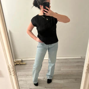 Blåa Jeans - Snygga low/mid waist jeans från Gina Tricot! Endast använda några gånger och i bra skick. 