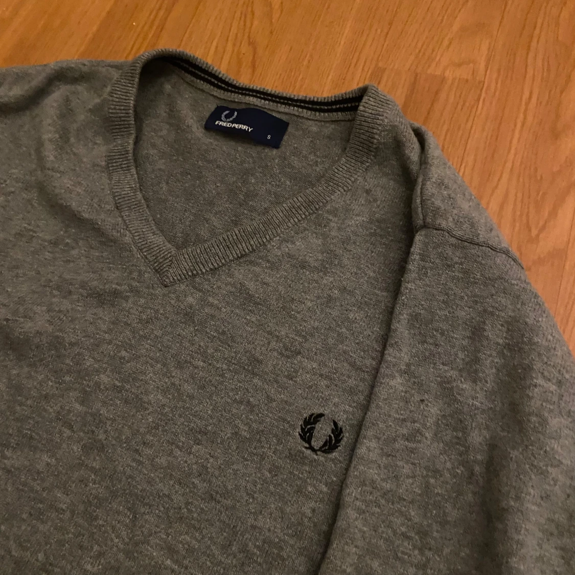 Grå tröja från Fred Perry - 91