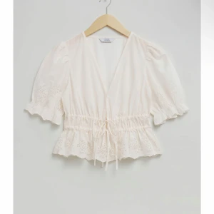 Other stories blus - Säljer den här super söta slutsålda blusen. Den är helt oanvänd o har lappen kvar!! Skriv om ni har några frågor😊😊