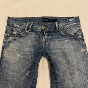 Blå jeans från Only - Snygga blå jeans från Only med slitna detaljer för en trendig look. De har en klassisk femficksdesign och knappgylf. Storlek 29x34 egentligen men de är uppsydda och passar nån som är 160. och säljer för de tyvärr är för stora på mig, midjemått är 42 cm rakt över men är ganska lågmidjade då måttet från grenen till midjan är 17 cm. Innerbens längden är 72 cm💞