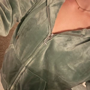 Mossgrön velourhoodie från Juicy Couture - Säljer en mjuk och skön juicy couture hoodie. Mossgrön färg, nyskick 🥰