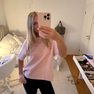 Stickad T-shirt  - Stickad T-shirt är jättefin rosa färg🥹🥹🩷🩷🩷 