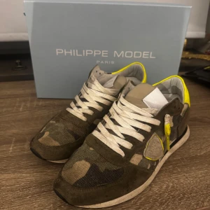 Phillipemodel runners - Tja säljer nu mina riktigt feta phillipe model runners, riktigt sköna och riktigt schyssta! Storlek 40 men passar en liten 41a allt og ingår! Skriv för mer info!