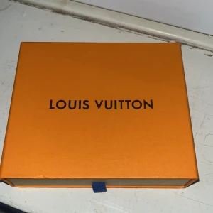 Populär svart plånbok - Snygg svart plånbok, endast avplockat plasten för bilder. Kan tänka mig gå ner i pris vid snabb affär, tveka inte på att höra av dig!