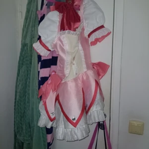 Madoka cosplay Dokidoki  - I'm selling my madoka cosplay from Dokidoki! It includes the dress, socks, gloves, bows for hair, necklace, and more bows! I can sell the wig for 150kr more! I can trade my madoka cosplay for a bigger size (L-XL)! It has some flaws that i'll show in pictures if you want to see! I bought the cosplay for 1250kr (It included the Wig, cosplay and shoes) and I have only used it one time myself.