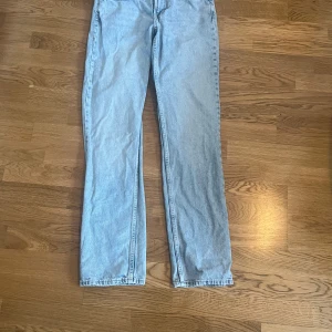 Ljusblå straight leg jeans  - Säljer ett par ljusblå jeansbyxor i straight fit. Sitter jättefint och använda en gång