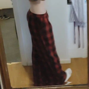 Röda & svarta "pyjamasbyxor" - Svin Sköna byxor med pyjamas tryck, de har både knapp och gylf. Längden passar jätte bra på mig (173 cm) men då fått större höfter passar de inte längre! Osäker på både storlek och märke då lappen inte är kvar, ta alltså då storleken med en "nypa salt". De passade mig när jag vägde 56 kg och var 173 cm.