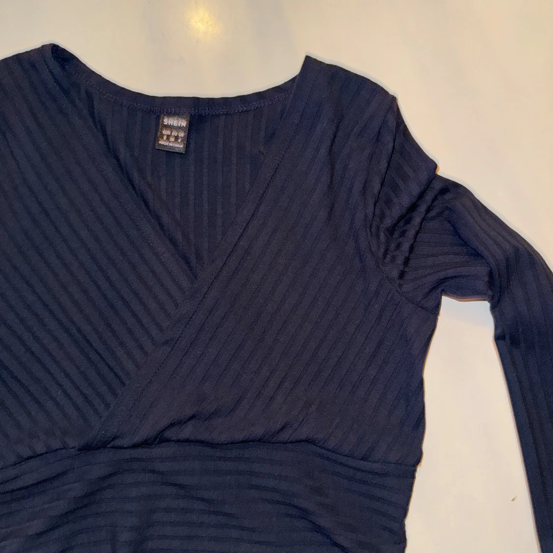 Svart och mörkblå omlottopp - 90