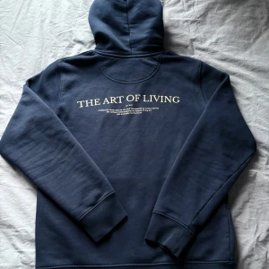 Mörkblå hoodie från Minerva Studios - Riktigt snygg Minerva studios hoodie. Köpte den för inte så länge sen men har inte blivit använd pga att den är för liten. Den är i väldigt bra skick och nypriset var drygt 1300kr. Passar dig som vill ha en snygg tröja från Italien.