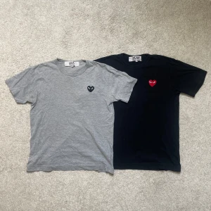 T-shirtar från Comme des Garçons Play - Två t-shirtar från Comme des Garçons Play i grått och svart, båda i bra skick! Säljer för 300kr styck men för 500kr om man köper båda. 