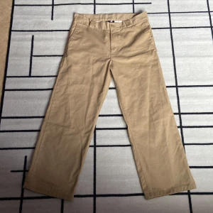 Beige byxor från Sweet Skibs - Snygga beige byxor från Sweet Skibs med en klassisk rak passform. Perfekta för en stilren look. Tillverkade i ett bekvämt material som passar till många tillfällen. Pris kan diskuteras storlek L sitter lite stort på mig de till anledning till salu bra för de som gillar baggy brallor