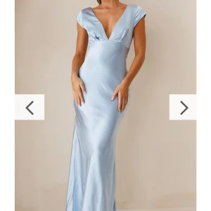 Balklänning - Nu säljer jag min oanvända balklänning från Billy j! Nypris (inkl frakt och tull) 1800kr. I storlek 6, passar mig som brukar ha xs/s! Pris går att diskutera, hör av er för fler bilder!💕