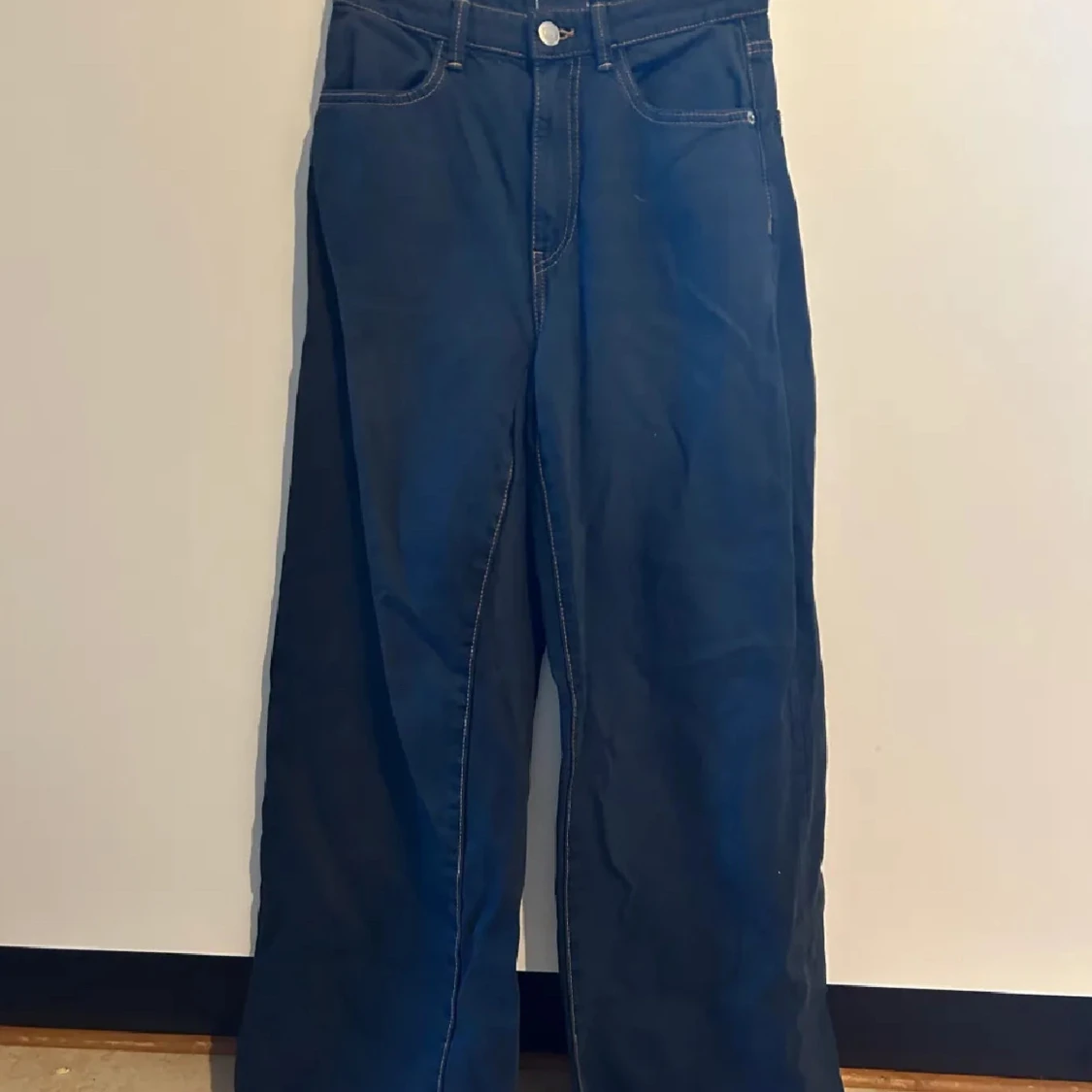 blå högmidjade jeans