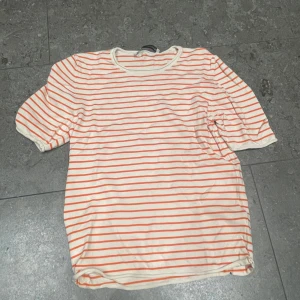 Randig t-shirt från Zara - Säljer en snygg randig t-shirt från Zara, storlek M! Kom privat vid frågor🩷