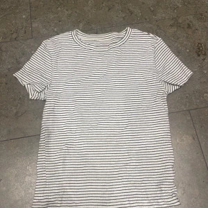 Randig t-shirt - Säljer en randig t-shirt med jätte skönt material, nyskick! Storlek 158/164💕🥰