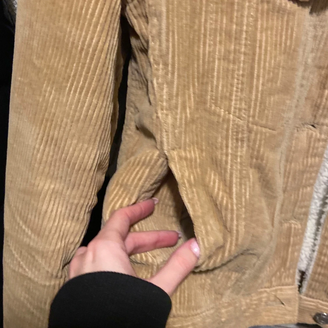 Beige manchesterjacka från Bik Bok - 93