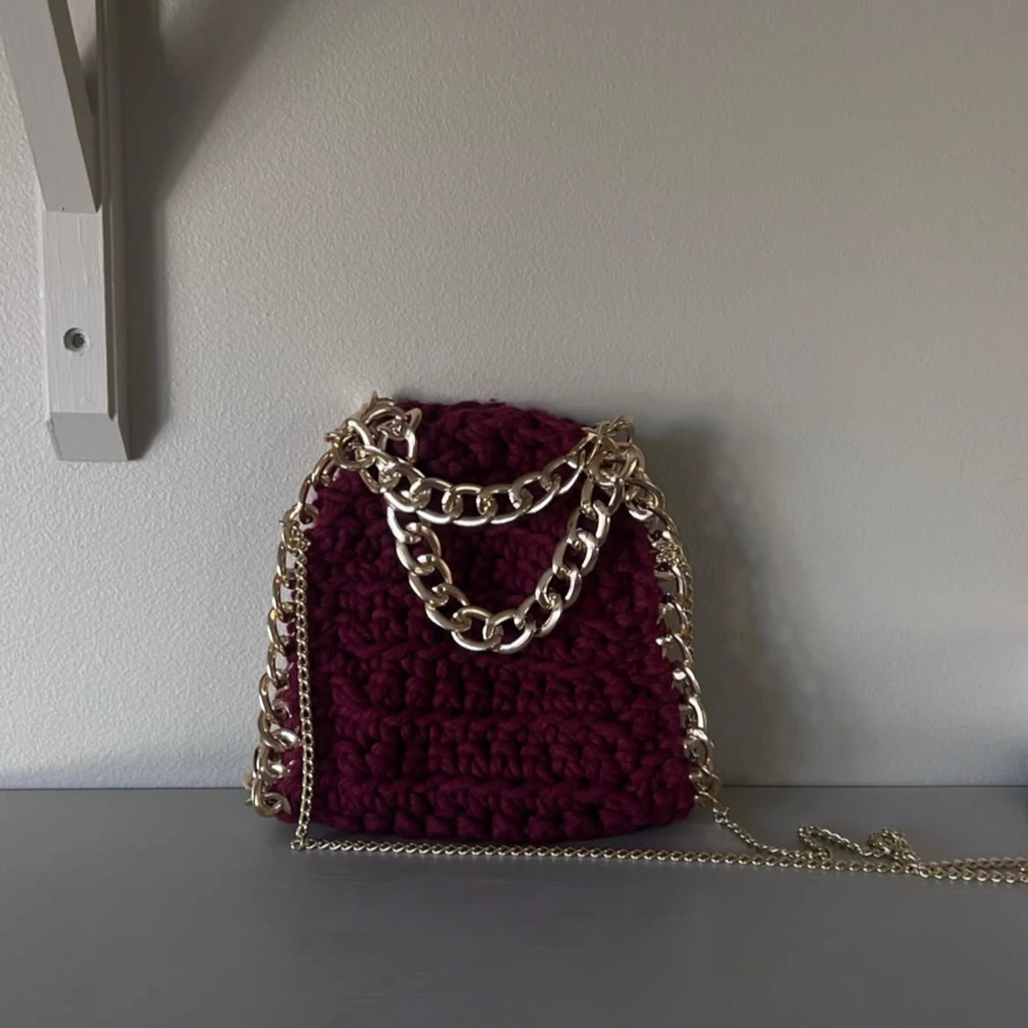 Virkad väska med silver kedja