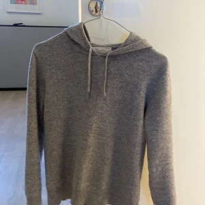 Grå cashmere hoodie från Sayless - Riktigt fet cashmere hoodie från Sayless!! Mycket bra skick och ett bra pris!! Priset kan diskuteras😁