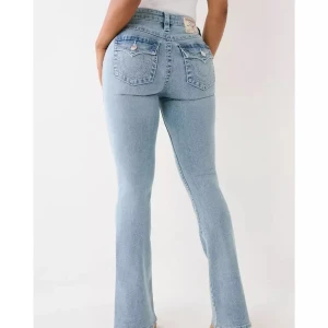 Ljusblå bootcut jeans - Snygga ljusblå bootcut jeans med  mellan midja men åt det lägre hållet och klassisk femficksdesign. Perfekta för en avslappnad stil med en touch av retro. Passar bra till både sneakers och klackar. Köptes i butik hos johnells i våras och används ej. Nypris 1300kr 