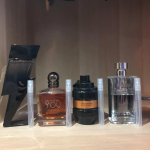 Parfym tester - Säljer 5ml sampels/tester(se på bilden) av följande parfymer:  Badboy cobalt🍹🌊 - 60kr Stronges with you intensely🍦🍫- 80kr  Spicebomb extreme🥃🪵 - 75kr  Prada l’homme🫧💦 - 70kr   Frakt på 15kr tillkommer men jag står för den vid köp av 3 eller fler😃 Alla parfymer har förvarats väl. 