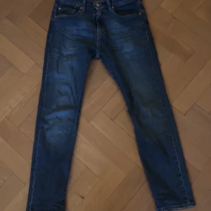 Levi's 502 Jeans - Snygga Levi's 502 jeans i en klassisk blå färg utan skador eller liknande. Dessa jeans har en straight passform och är tillverkade av högkvalitativt denim. Perfekta för en avslappnad stil. Storlek W31 L32