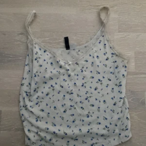 Blommigt fint linne från hm - Fint blommigt linne från hm, säljer för 15🎀