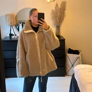 H&M beige teddyjacka - Köptes här på plick för några månader sen. Men har trörttnar på den och den används inte längre. Se defekter på sista bilden. Inget som syns eller tänker på när jackan bärs. Annars super fin!🥰