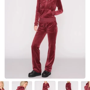 Vinröd velour mjukisbyxa - Säljer mitt röda juicy couture sett då det är förstort, har knappt andvändt det så i mycket bra skick