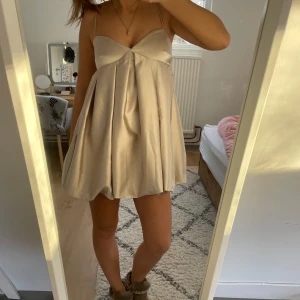 Klänning - Drööömmm klänning i guldfärg😍😍😍använd en gång