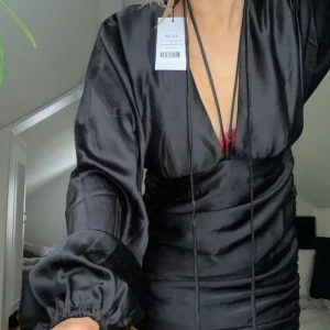 Svart satin klänning - Svart satin klänning från nakd som jag säljer då jag råka köpa två 🤍 i storlek 38
