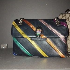 Kurt Geiger väska - Kurt Geiger väska i bra skick Kjedjan har ej tappat färg eller dyl den är i skinn