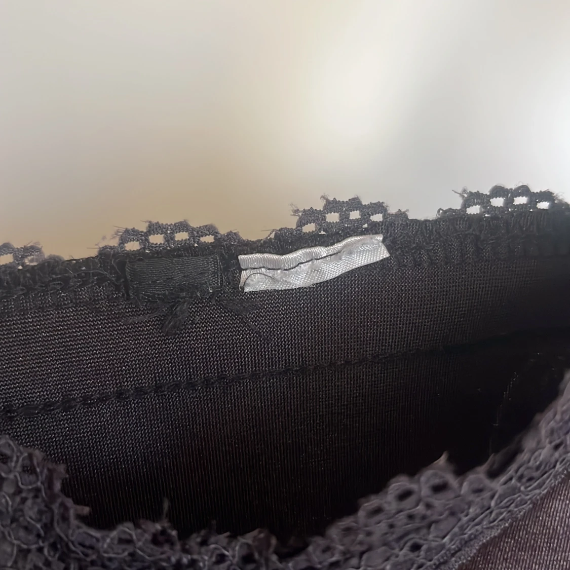 Svart satinlinnetopp med spetsdetaljer - 91