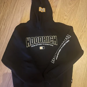 Svart hoodie från Hoodrich - Säljer en svart hoodie från Hoodrich med texten 'From Nothing to Something' tryckt på bröstet och ärmen. Baksidan har en stor logga och texten 'FITS AND FINALS 2014'. Perfekt för en avslappnad stil. Storleken är S. Knappt använd och i väldigt bra stil, pris kan diskuteras.