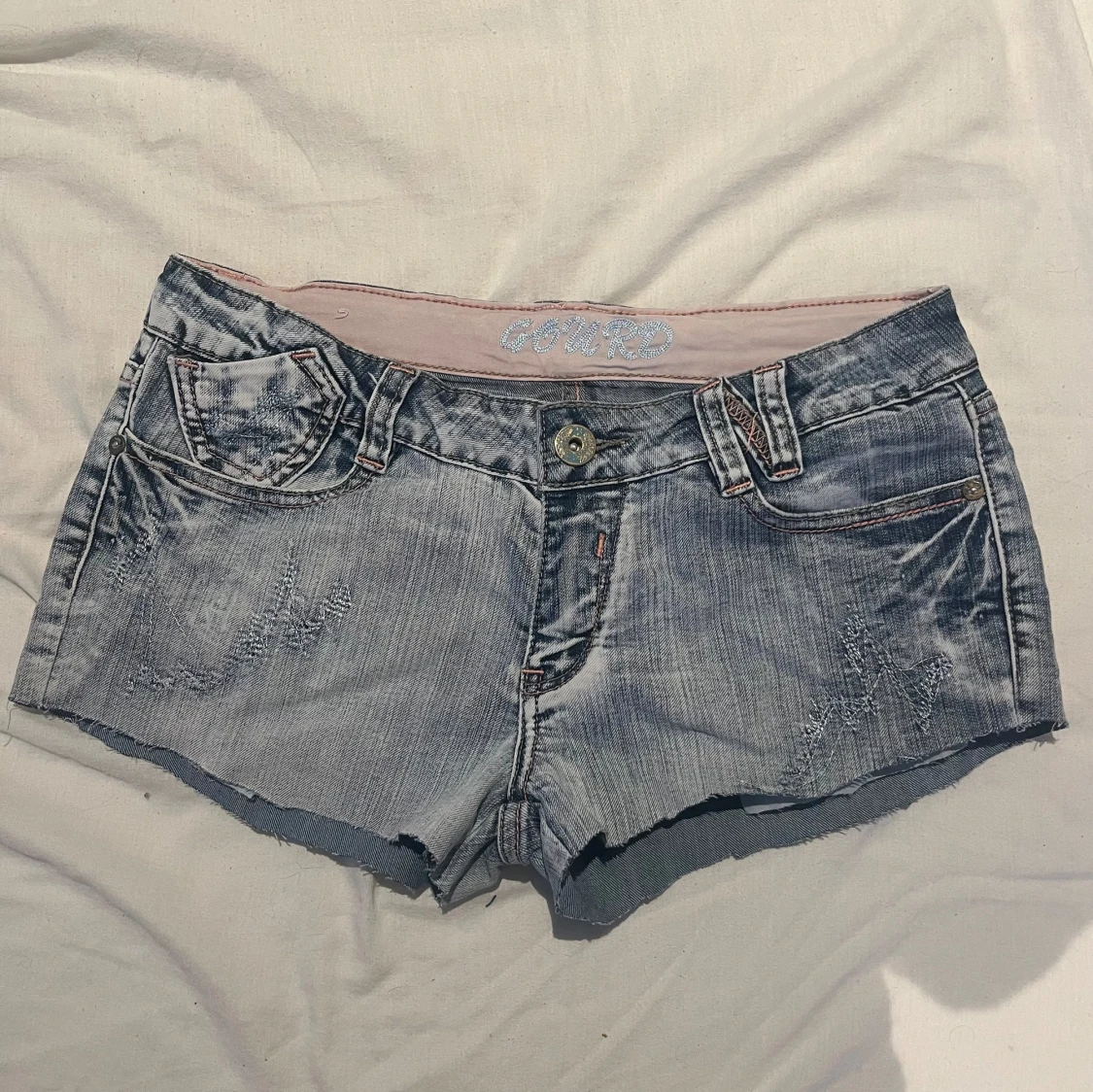 Jeansshorts med slitna detaljer