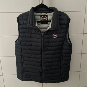 Colmar väst - Den är i bra skick och inga defekter på den. Strl 50 som passar s-m. Hör av er vid funderingar.