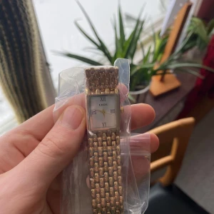 Vintage damklocka  - Klockan är i helt nytt skick från gammalt årtal. Helt orörd med ett sprillans nytt batteri. Klockans storlek går även att justera hemma på grund av dens justerbara armband