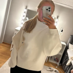 Stickad tröja - Helt ny finstickad polotröja. Prislappen är kvar. Aldrig använd.