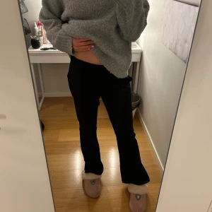 Låg midjade kostymbyxor  - Svarta låg midjade kostymbyxor med slits ifrån bikbok 💝 De är små i storleken då de sitter bra i midjan på mig som har 36 vanligtvis