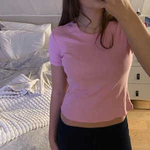 Rosa  topp från Zara💕 - Säljer en supersöt rosa kortärmad topp som knappt är använd💕