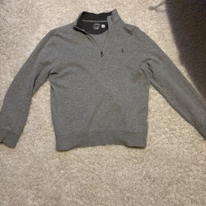 Ralph Lauren zip  - Grå Ralph Lauren zip tröja i mycket bra skick. Den är ganska tunn och i mjukt material. Sitter bra på en som har storlek small. 