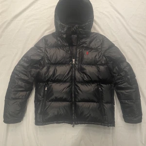 Ralph Lauren Jacka  - Säljer en Ralph Lauren Jacka | Jackan är svart glossy | Skick 9,5/10 | Storlek L | Köpt inför denna vintern vilket innebär att den är ytterst lite använd | Nypris 6300 | Mitt pris är ej fast och kom gärna med bud💯