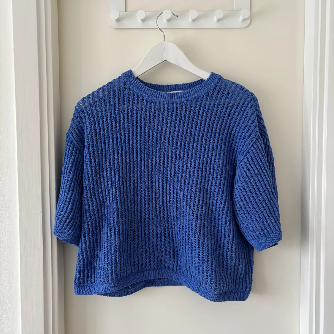 Blå stickad tröja från & Other Stories