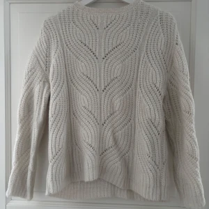 Vit stickad tröja - Mysig stickad tjocktröja med fint mönster fram och bak🤍