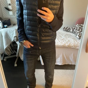 Blå cardigan från Herno - nyskick - Säljer denna feta blå cardigan från Herno med dragkedja och quiltad design. Jackan har långa ärmar och fickor med dragkedja. Perfekt vår och höstjacka! Nästan oanvänd. Nypris 7800 kr. Säljer för att den inte passar mig längre